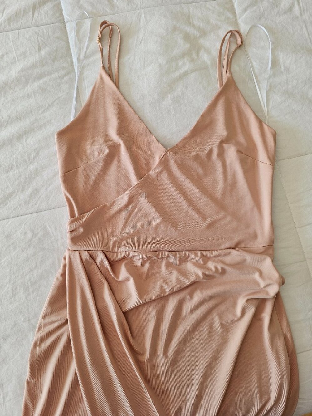 Robe mi-longue drapée rose blush à fines bretelles & fente